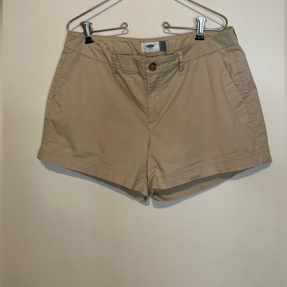 Women’s old navy khaki shorts size 8 - Picture 1 of 3